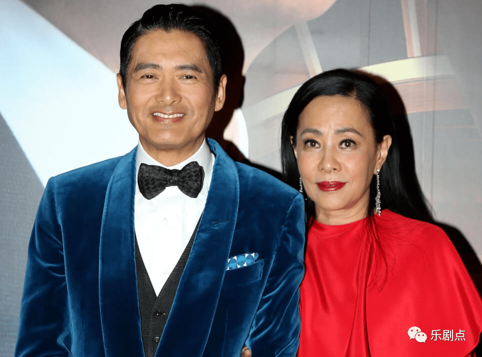 港媒爆周润发携富婆妻子上海走红毯,64岁发嫂身材苗条气质好,无儿女仍