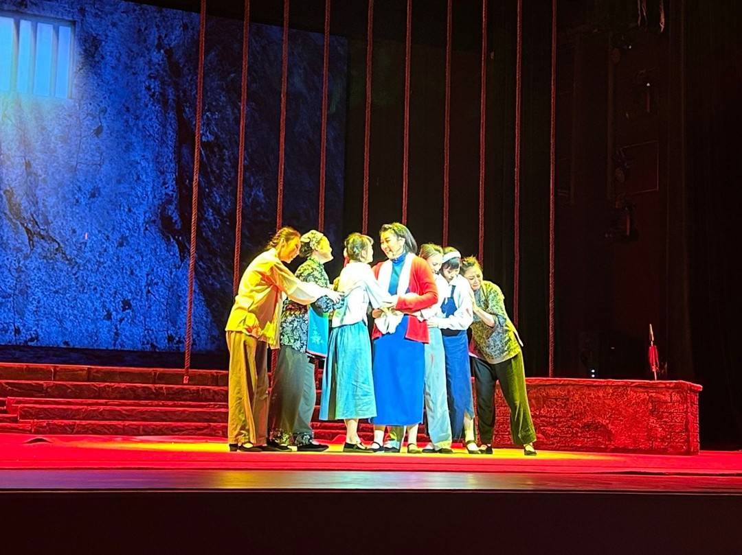 吉剧《江姐》在江姐故里自贡上演 受00后大学生观众追捧_演出_敌人