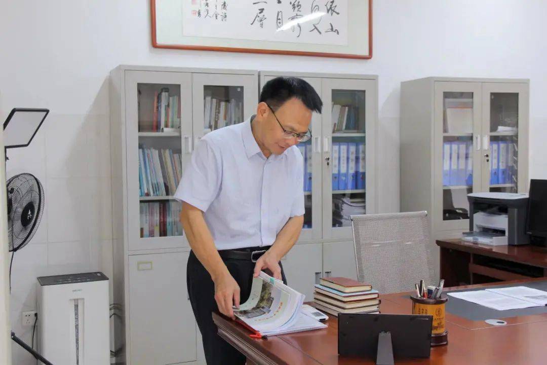 都安高中校长蓝志标:让瑶寨儿女走向世界_工作_英语_师生