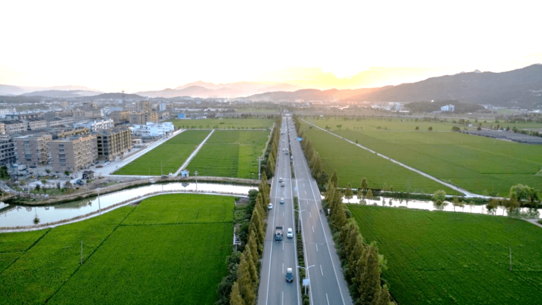 近年来,桐浦镇持续锚定"四好农村路"高质量发展目标,以提高群众幸福感