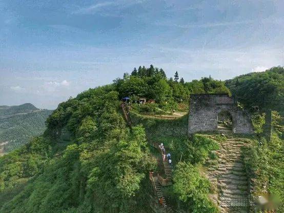 今年"五一"假期,海龙屯景区累计接待游客 26196 人次,综合收入累计