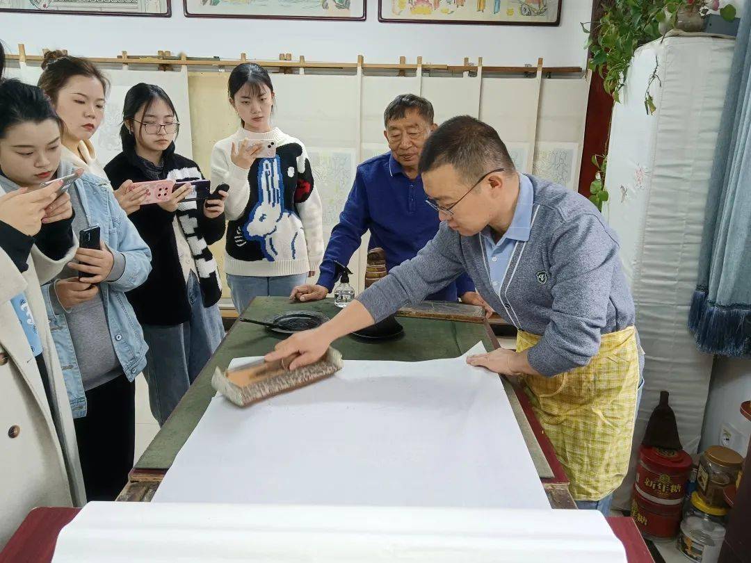 国家非物质文化遗产杨柳青年画第六代传人霍庆有和第七代传承人霍树林