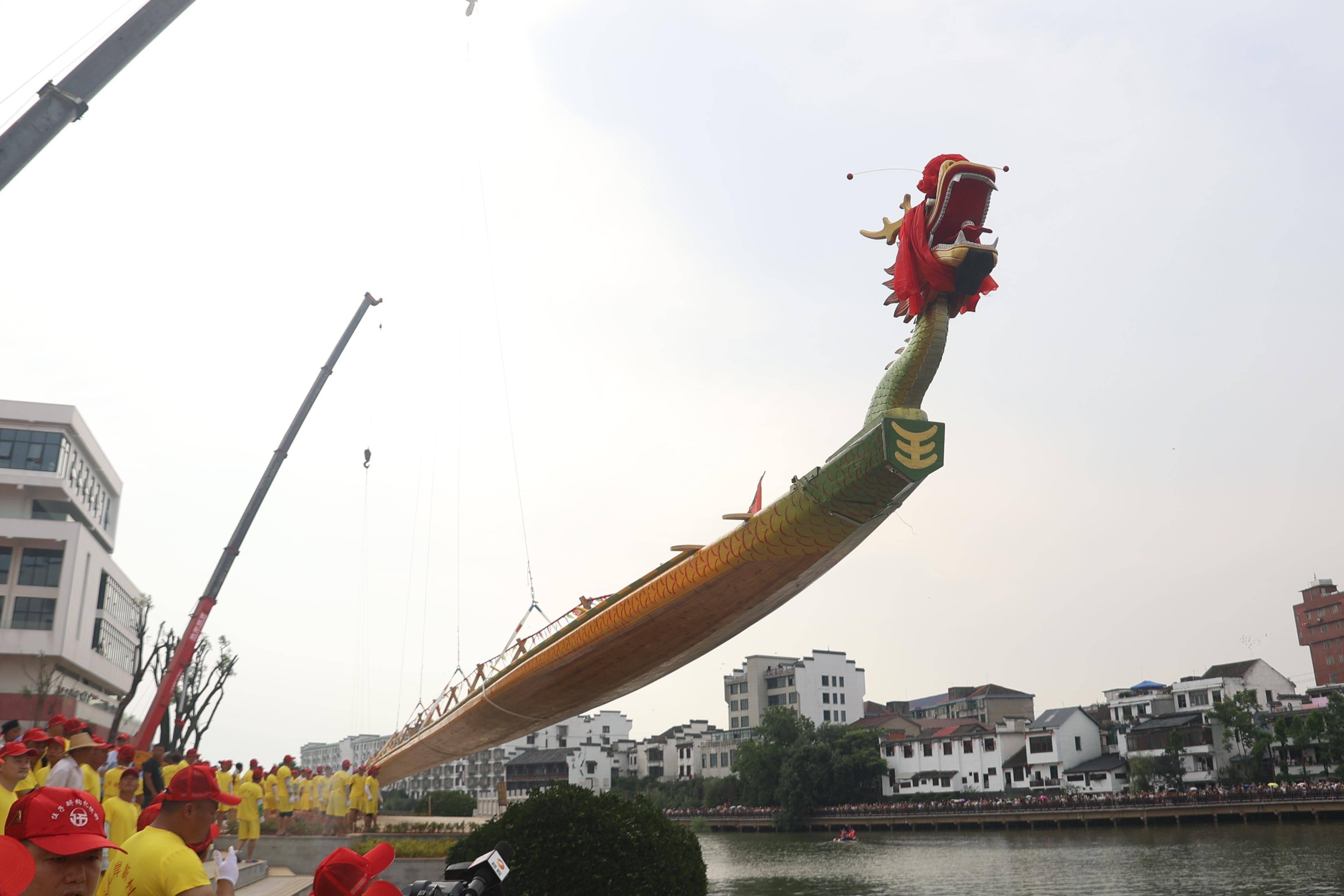 兰溪"百米"双桡龙舟登江_新村_下水_观众