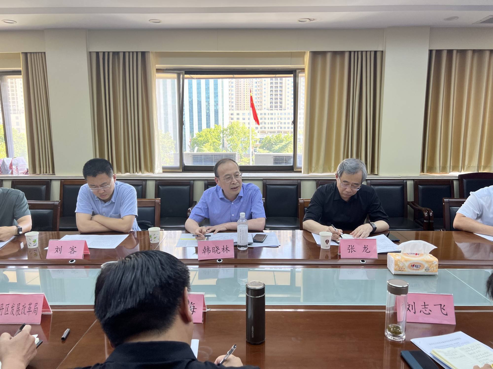 在菏泽市单县,曹县在建公共实训基地项目施工现场,党员们与市,县发展