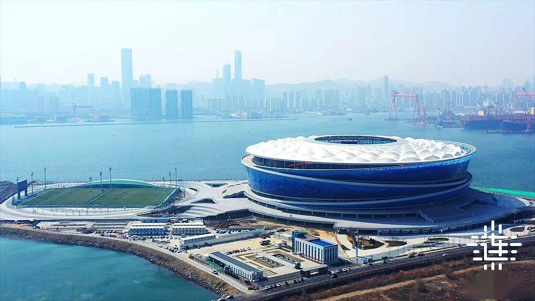 大连梭鱼湾足球场飘起"中国红"!两场国际赛事准备就绪_工作_进行_草坪