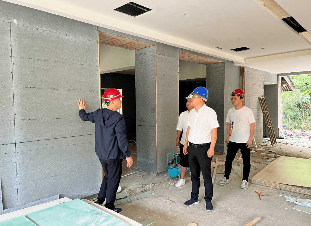 夜访"行动62县人大常委会副主任潘剑永到三江街道开展周一"夜查