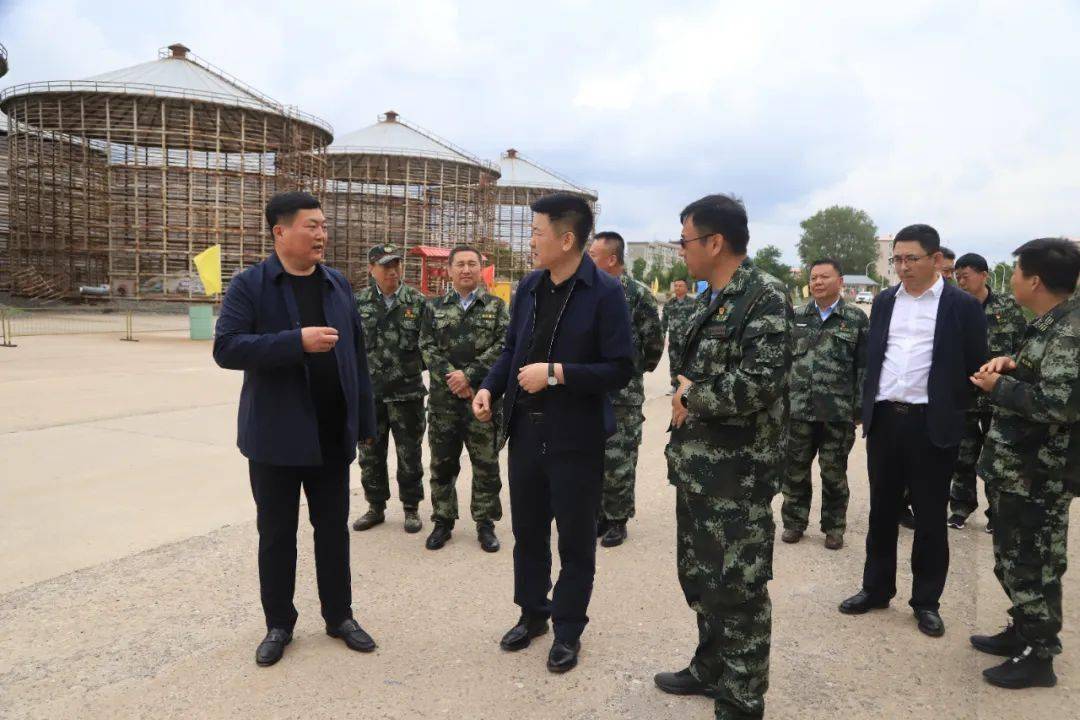 在通北林业局有限公司森林防灭火指挥部,张冠武认真查看了森林防火