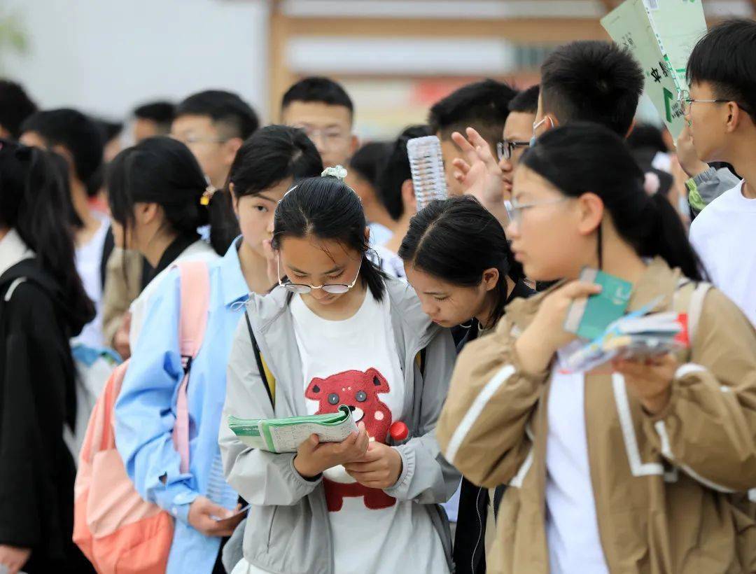 中考首日,茂縣八一中學,七一民族中學,土門中學組織應試考生有序到達