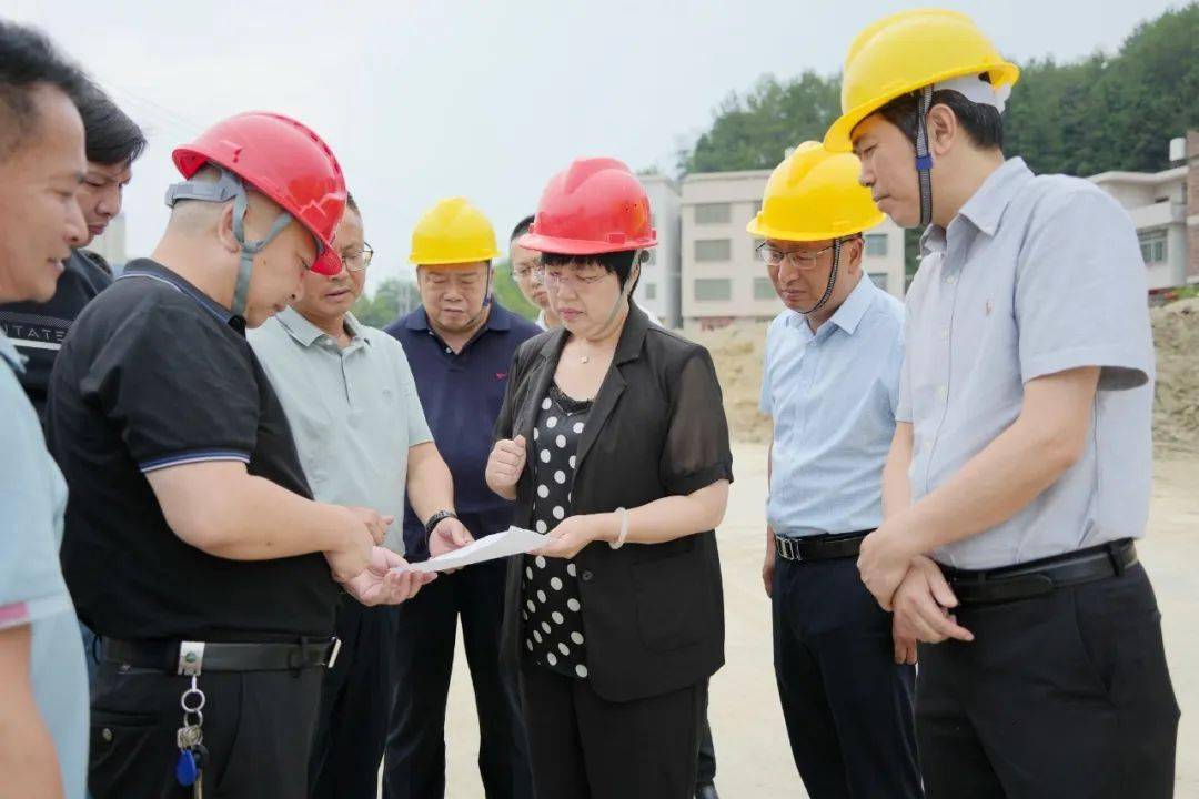 吕莉一行先后察看了长汀县筑绿装配式混凝土(pc)预制生产项目,长汀