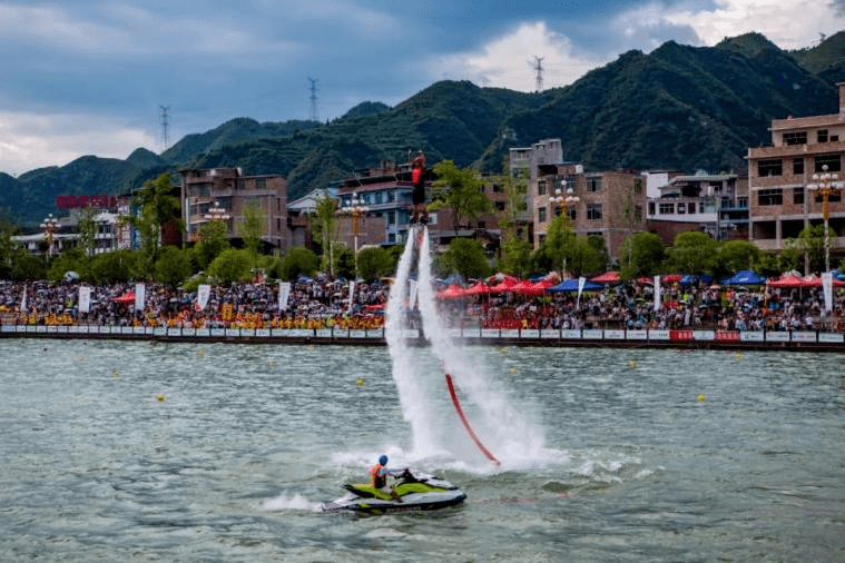 年6月21日-25日施秉獨木龍舟有世界吉尼斯認證的世界最長獨木龍舟也是