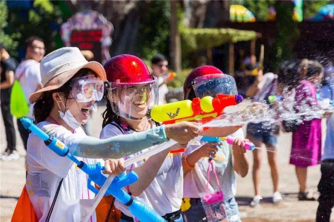 (大融城)城市水枪大作战,扔水球,滋水枪,泡沫海洋.