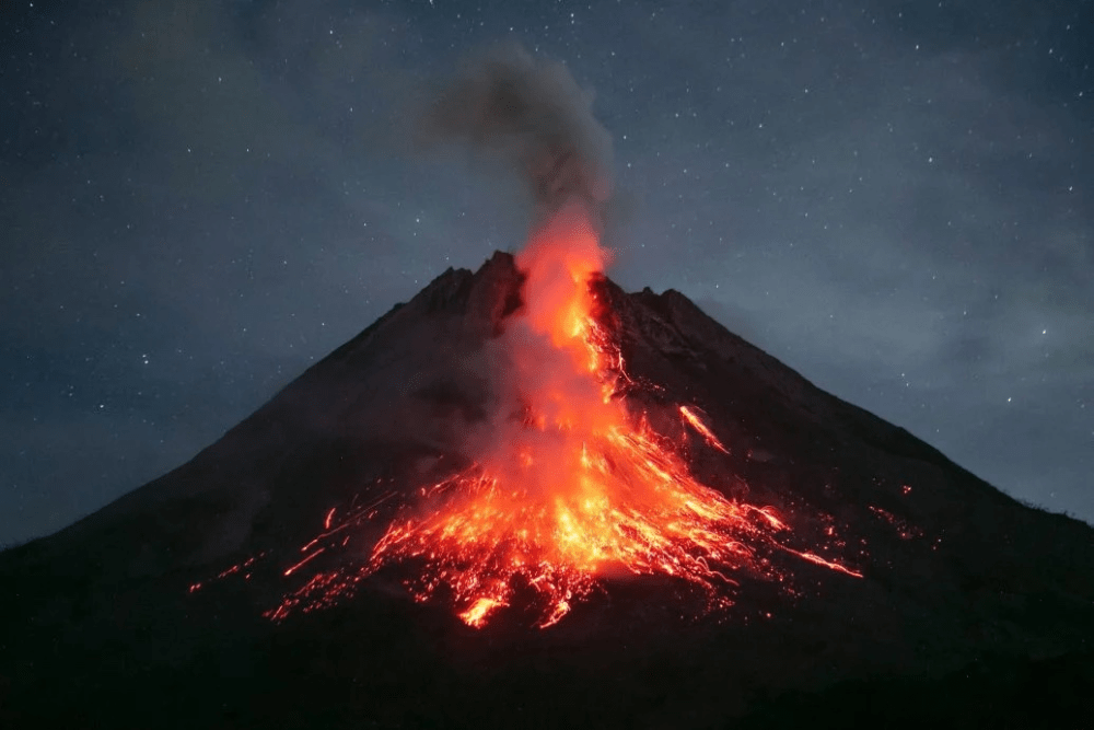 总台记者看世界丨见证印尼“跳动”的活火山 夜幕下的蓝色火焰有多神奇