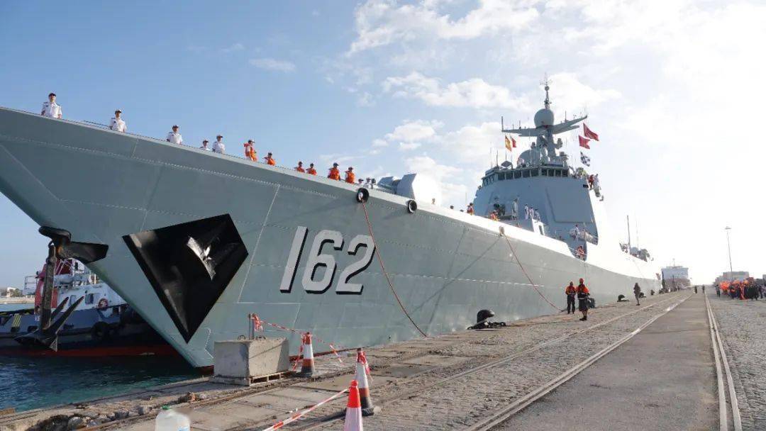 侨界热烈欢迎中国海军162编队技术停靠西班牙加迪斯港_西闻_南宁_队伍