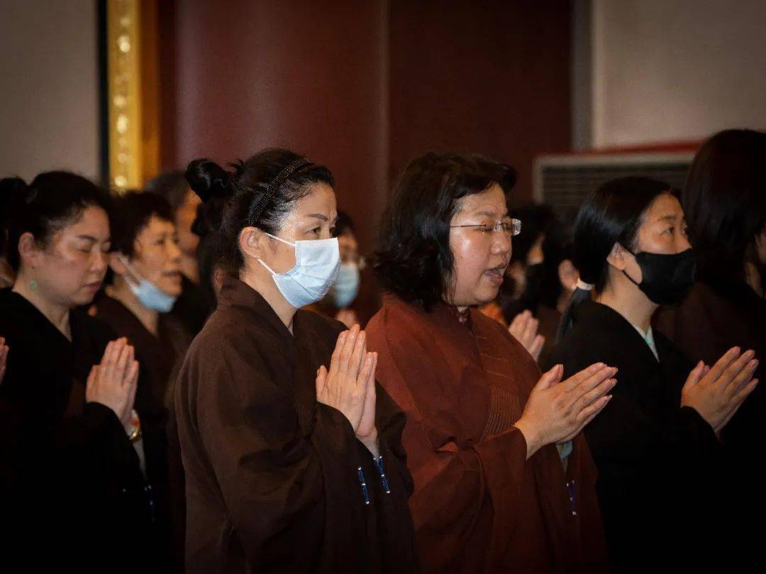 唱诵"南无本师释迦牟尼佛"圣号,东西两班交替拜愿,现场梵音缭绕,殊胜