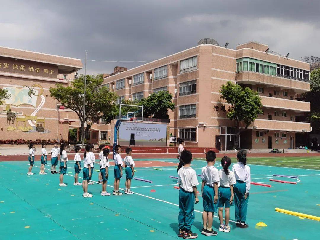 陈老师指导个别学生,并纠正错误动作陈老师与怡园小学