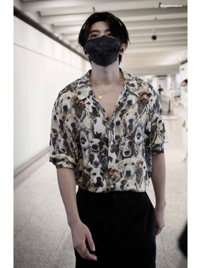 蔡徐坤今日机场私服穿搭|又潮又酷_黑色_衬衫_坤坤