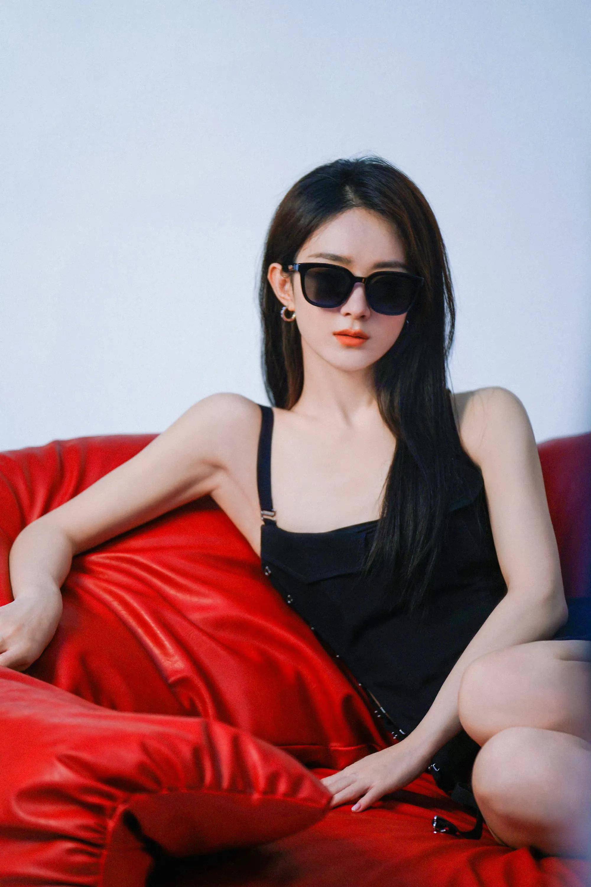 女神赵丽颖墨镜一戴,人见人爱!