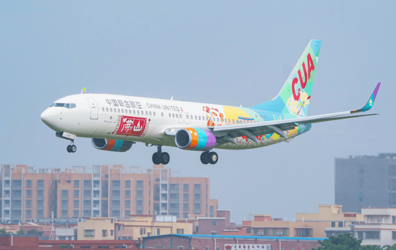 经过3个多小时飞行,上午11时36分,这架核载186人的波音73v客机在佛山