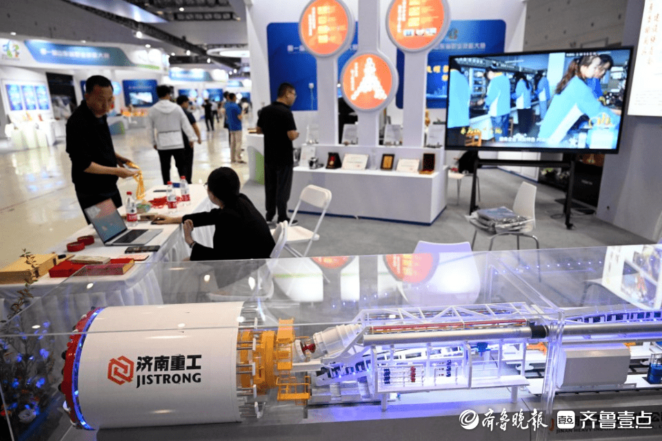 济南:打造人才矩阵,引领技能跃升_机器人_进行_魔方