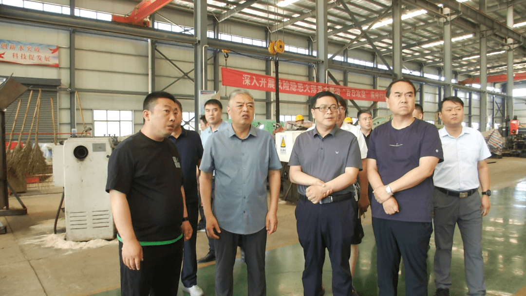 在临汾市埠瑞联特煤机有限公司,王国平一行实地了解企业安全管理,生产