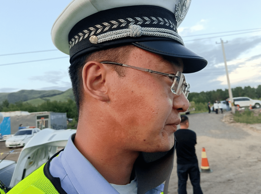 包头市公安局交管支队民警头顶火辣的太阳,脚踩滚烫的马路,挥汗如雨地
