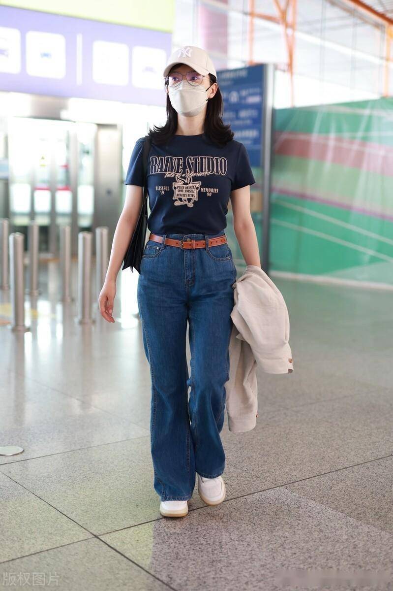 陈数现身北京机场t恤搭配牛仔裤简约低调