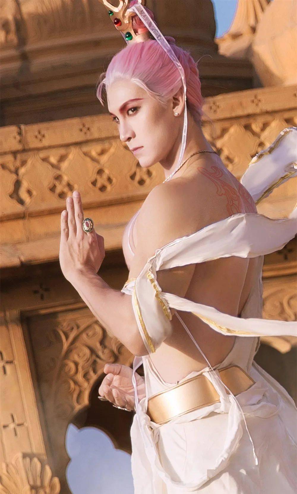 成都"肌肉观音"爆红网络!网友:让人想破戒._训练_身材_健身房