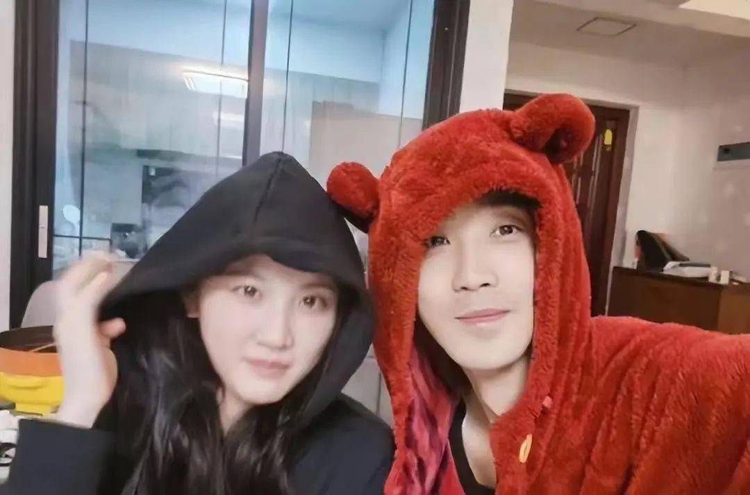 靠男友肩膀还一同回家,男方高大壮硕疑家境不菲_张慧雯_庞瀚辰_行李