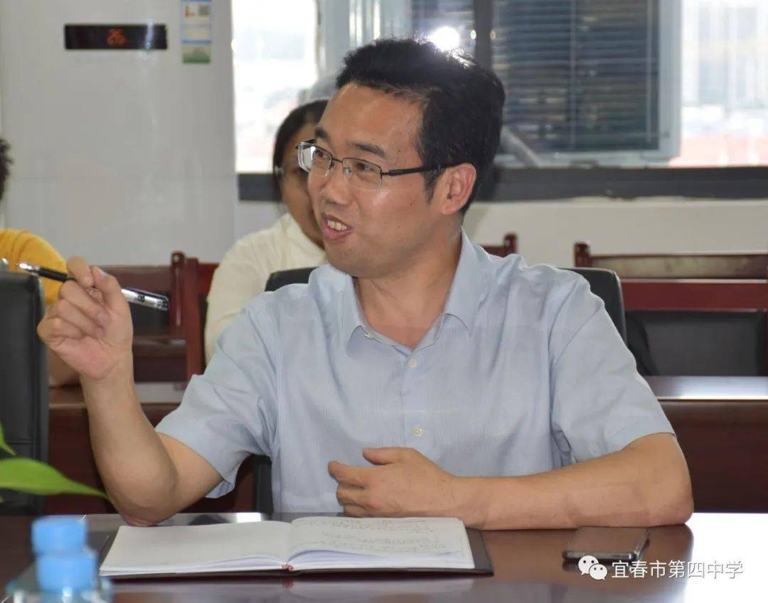 学校校长吴文发首先对学院领导莅临我校关心指导工作表示热烈欢迎和