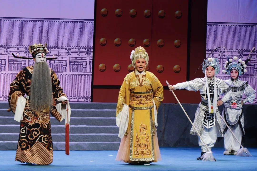 演员们摔跌翻扑,动作干净利落,展现出漯河市豫剧团武打演员们实打实的