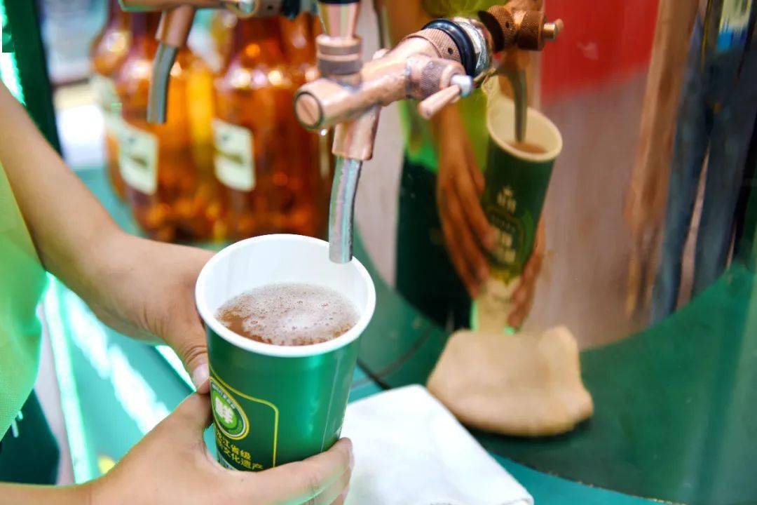 鲜酿现打,味道醇香秋林·格瓦斯哈尔滨百年名饮果汁,果粒清晰呈现酸甜