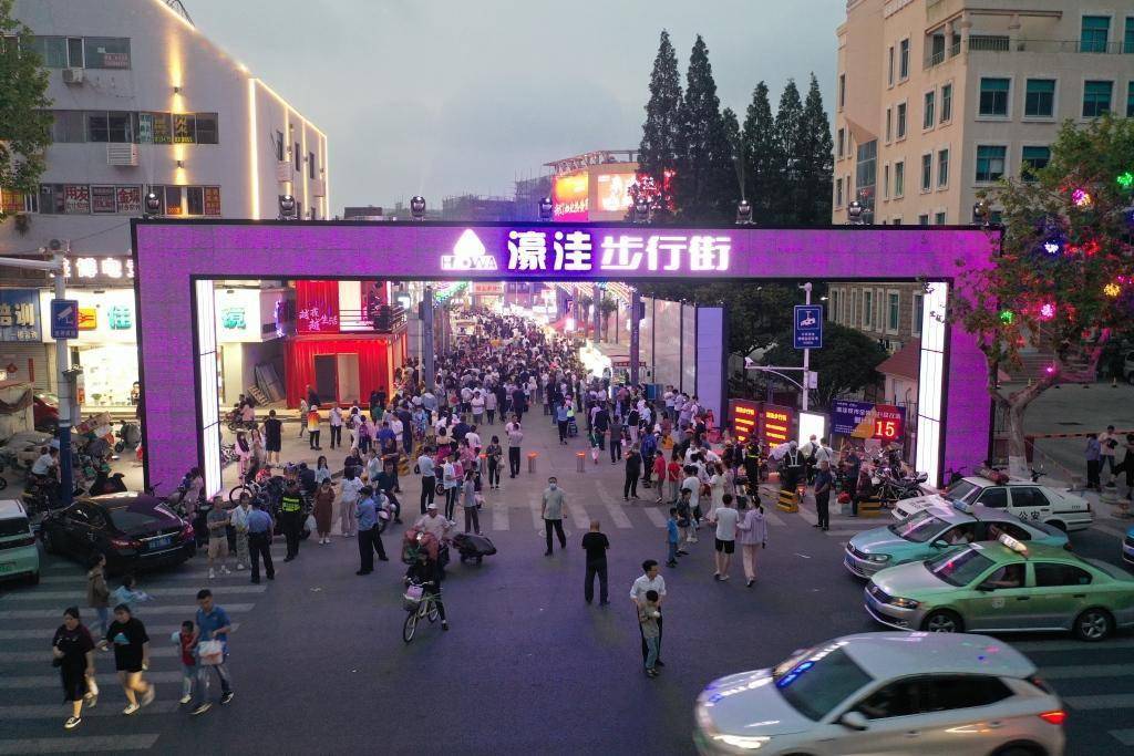 了20处景观及功能点位,包括山东省内首次使用的透光水泥板炫彩大门