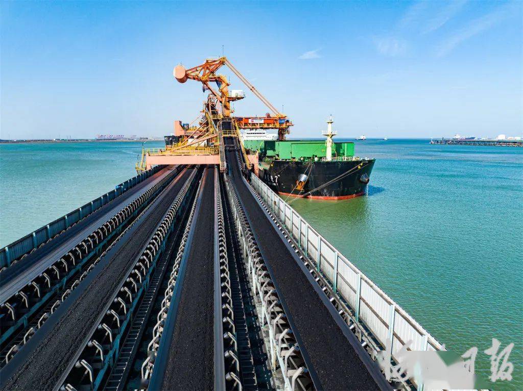 最终建成了这座西煤东运,北煤南运的重要枢纽港口,为守护国家能源
