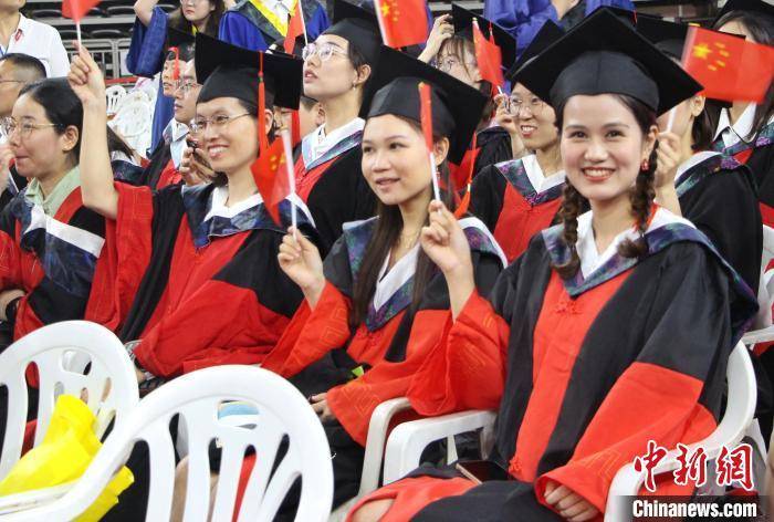 大学生发学位证书合影 来自搜狐网