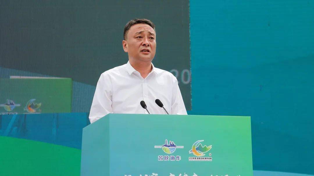 开幕仪式由洛南县委副书记,县长方德军主持.