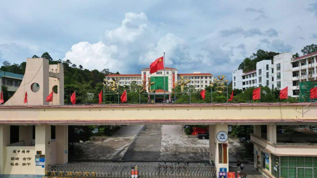 浦北中学咨询现场南京大学,兰州大学,广西大学,广西医科大学等近20所