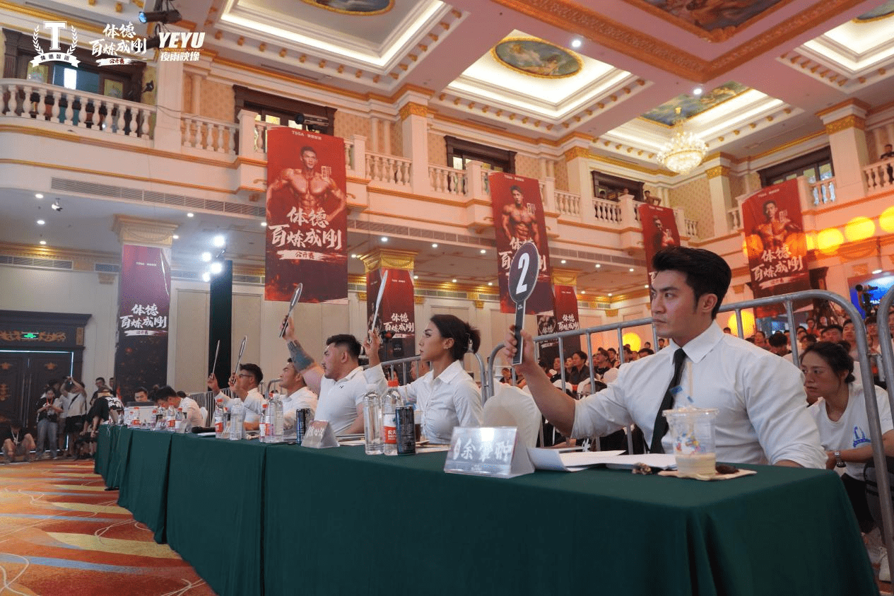 健身模特冠军余肇翀,国内最年轻的传统健美职业卡运动员张城瑞作为本