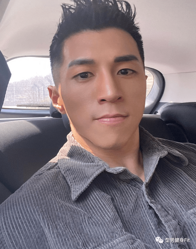 肉壮,大臀大粗腿,这样的肌肉男你打几分?