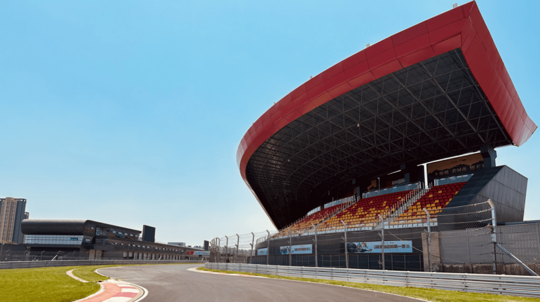 看台自右向左1-3区vip看台郑州国际赛车场场地实景郑州国际赛车场全景