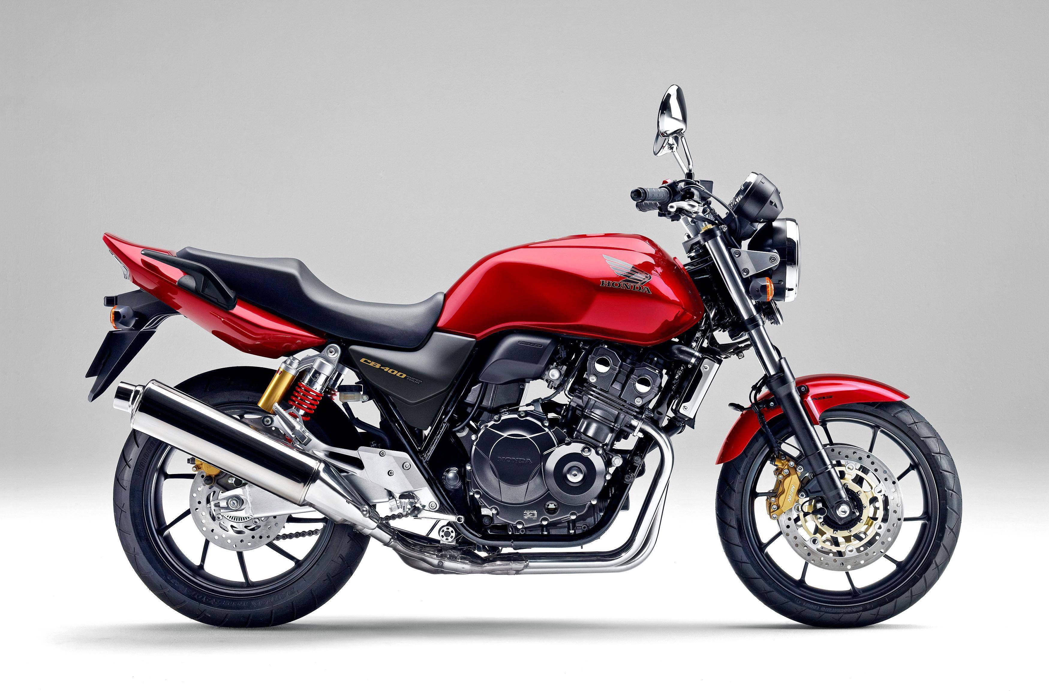 机械配置上,这期间的 cb400 系列(常规型号)与 2014 款相同,主要是