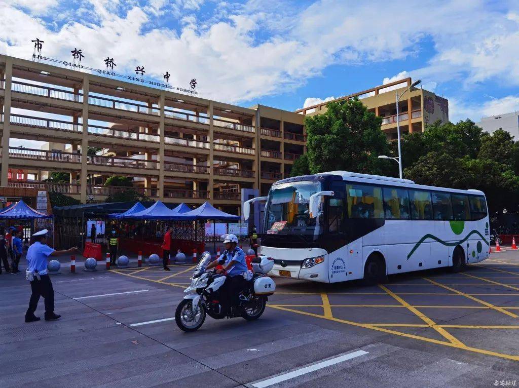 也有家长身穿旗袍,交警有序指挥送考车辆交通,在考点外,东风中学考点