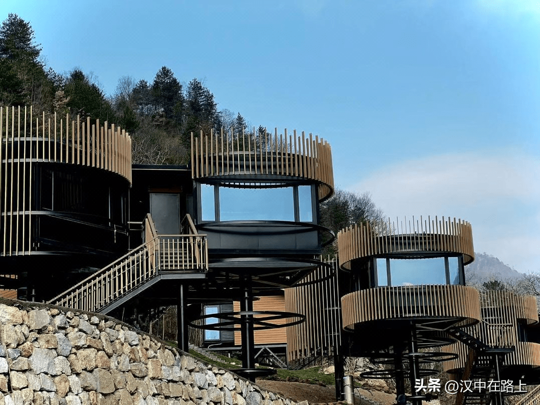 地理位置:佛坪县长角坝镇沙窝村(可在携程旅行app预订)携程度假农庄