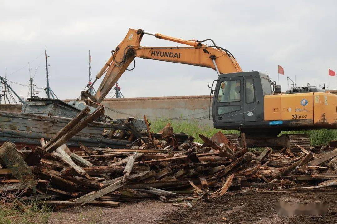 "报废船只船长 张顺财进行报废拆解老旧