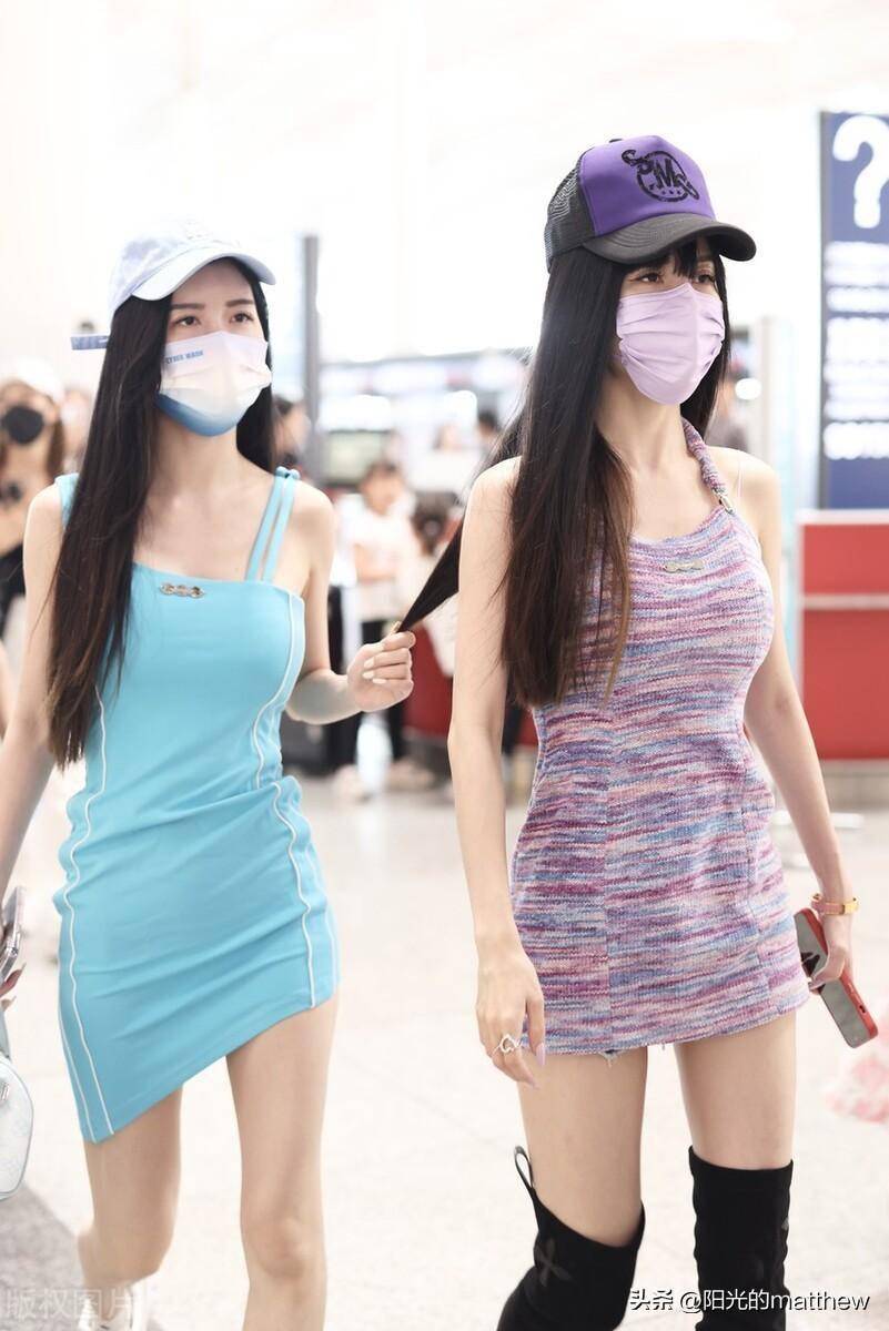 by2姐妹花现身北京机场,自拍比心感情好_孙涵_孙雨