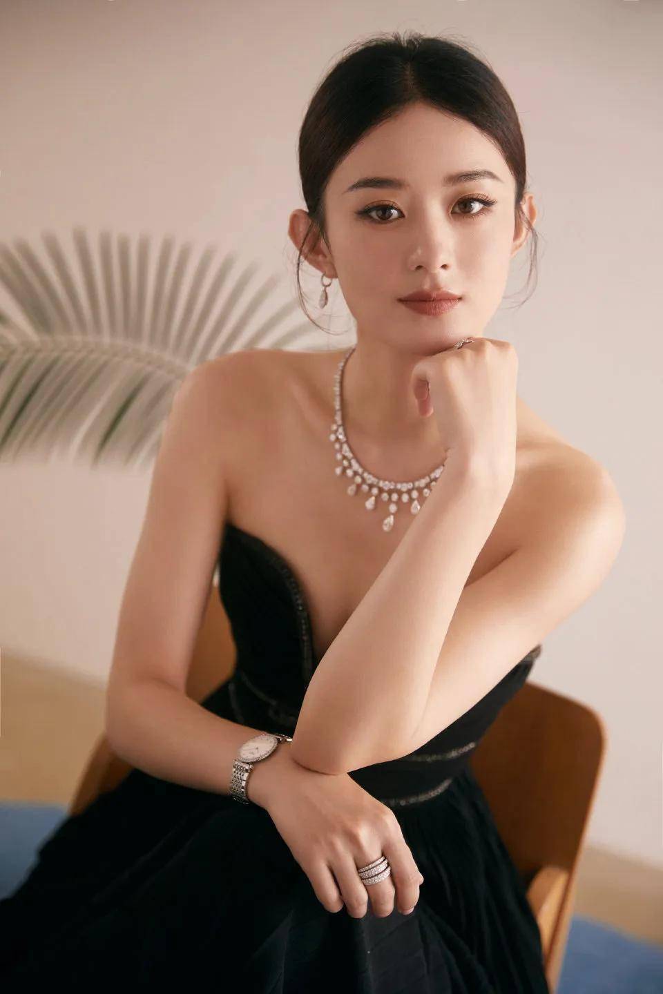 赵丽颖抹胸黑纱裙造型:优雅唯美,风韵犹存