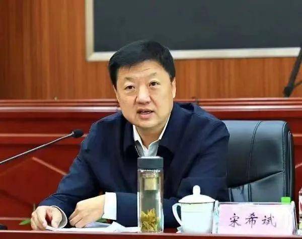 他曾任黑龙江团省委书记,省政府副秘书长,大兴安岭地委书记,省发改委