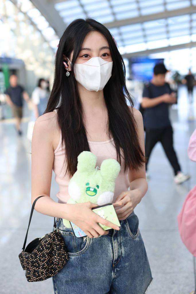 祝绪丹穿小吊带配牛仔裤现身 披肩长发点缀金属耳环气质温婉_毛绒兔