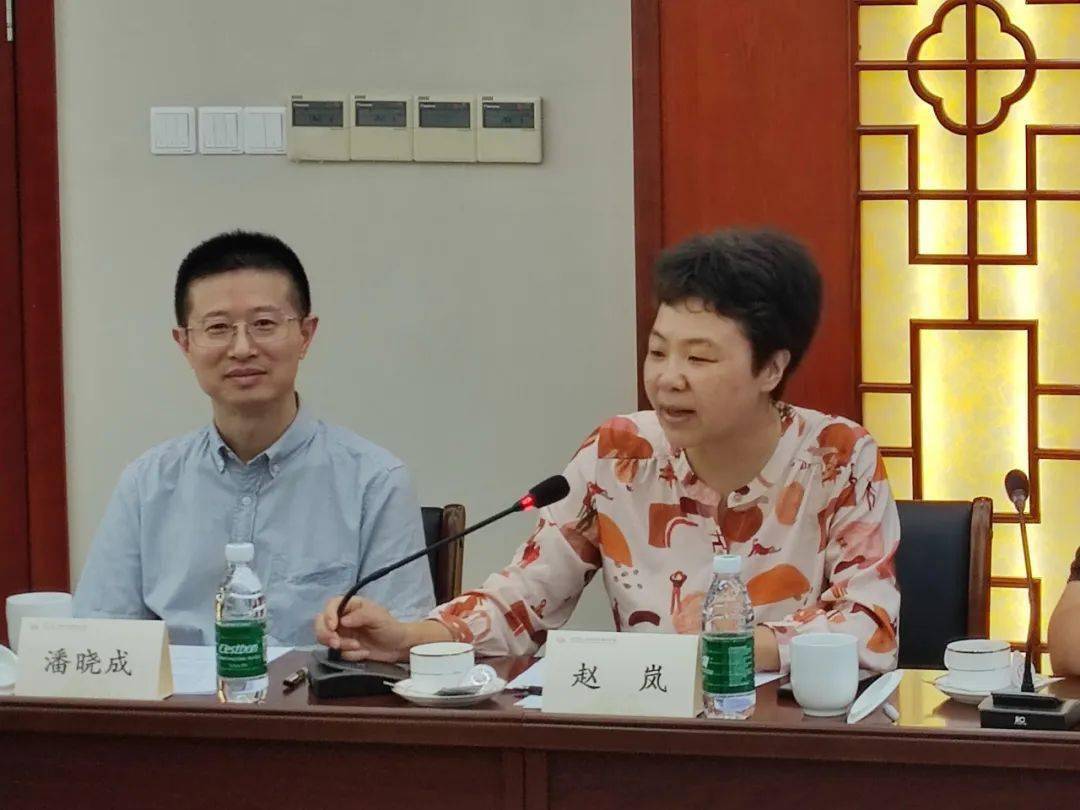 市译协副会长,扬州市经济开发区党工委委员,纪工委书记潘晓成,以及