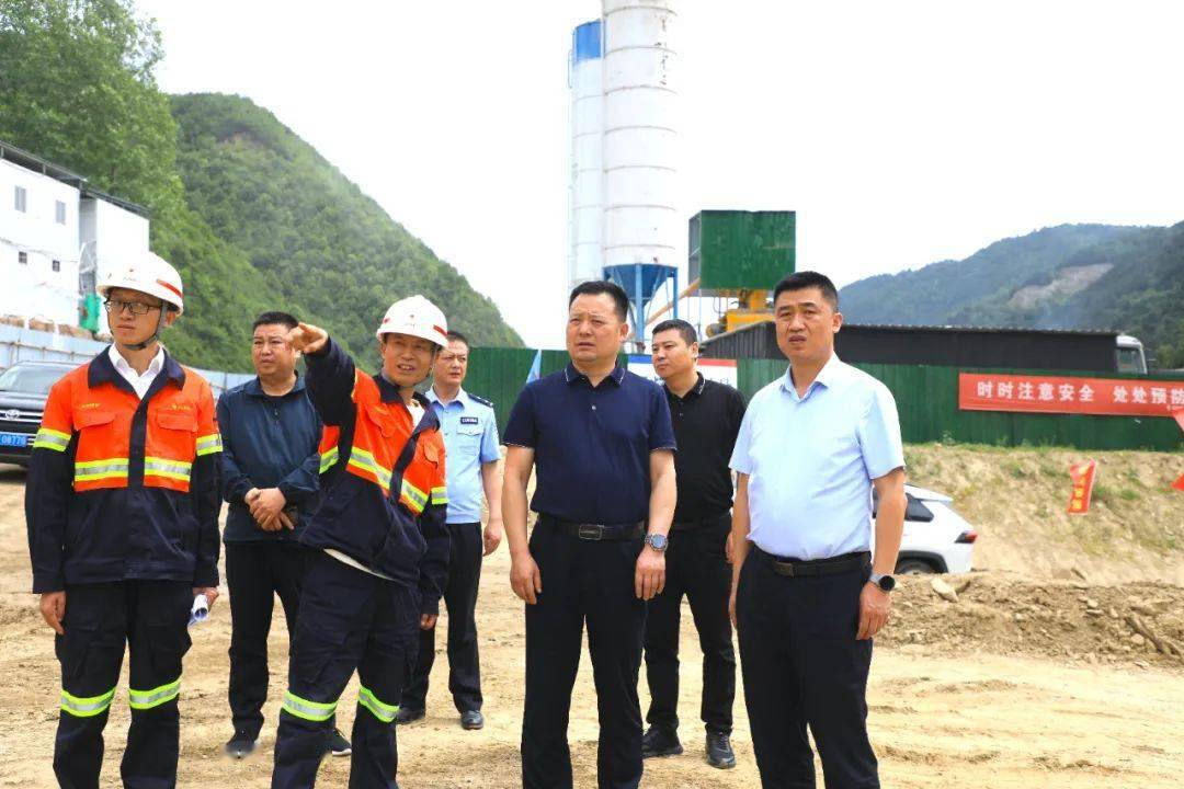 县委政法委书记李元,副县长,公安局党委书记,局长张小平一行在礼县