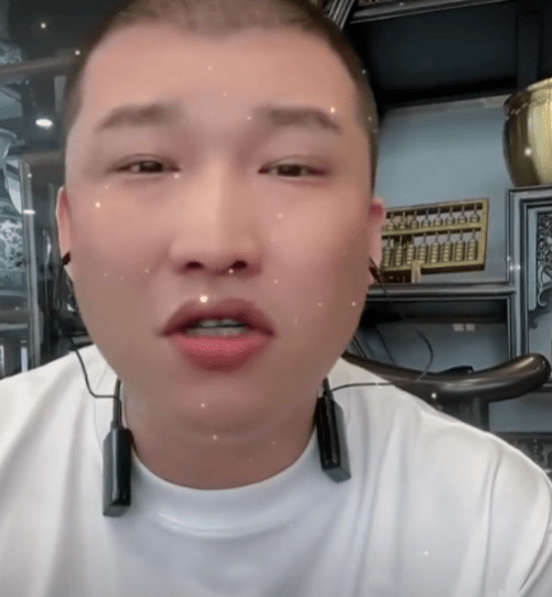 吴迪说我没见王小义身边有女的,李耀阳我见不少,以前刚买那个牧马人